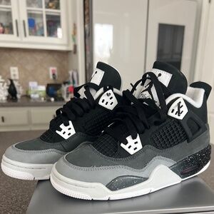 Air Jordan 4  Retro  (GS) size 3.5 big kids